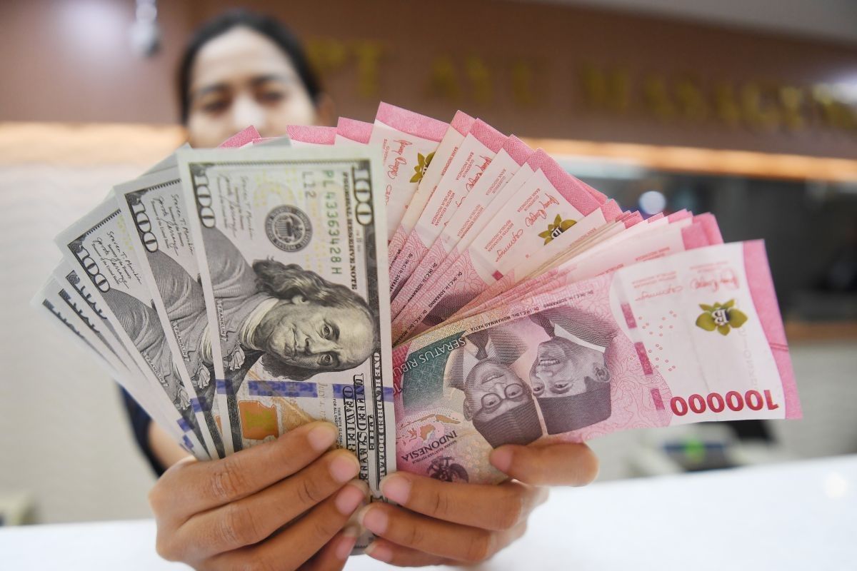 Rupiah berbalik melemah pada waktu pangsa nantikan rilis data dunia usaha global