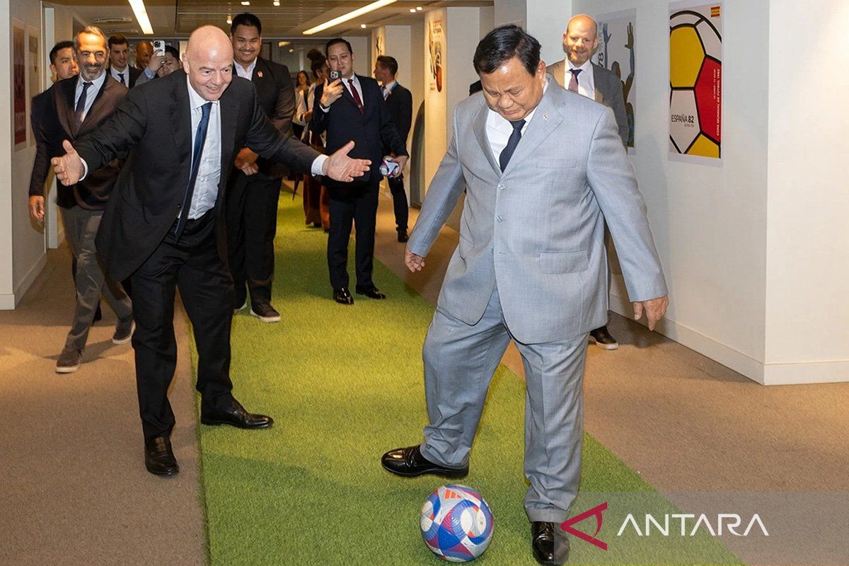 Infantino bertemu Prabowo dalam Paris, bahas kerja mirip PSSI lalu FIFA